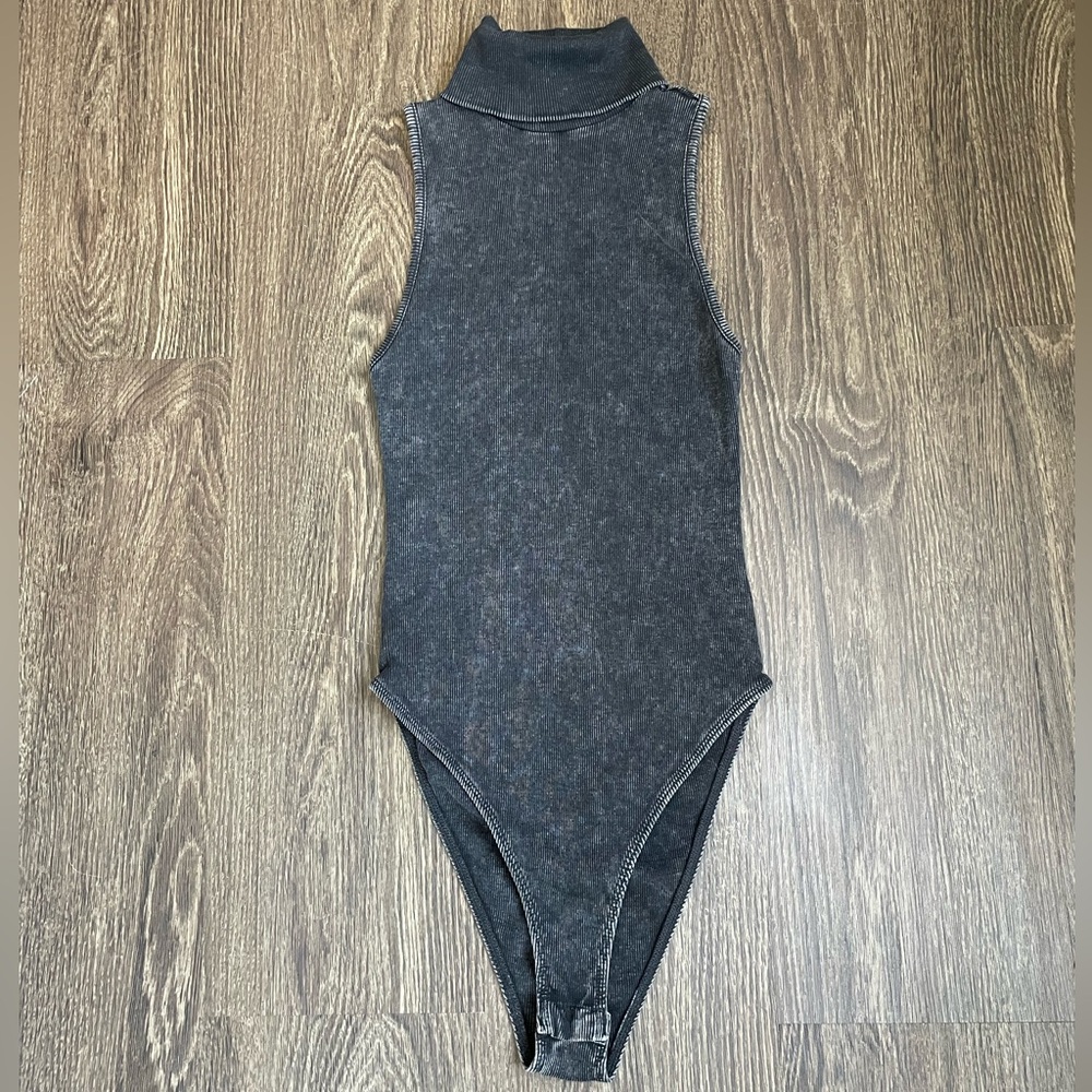 ❗️3/$10❗️NWOT Zara Ribbed Turtleneck Bodysuit